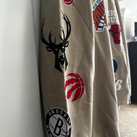 NBA Beige Hoodie with ALL Team logos - Men’s Large - Picture 5 of 6